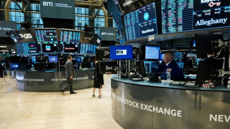 Wall Street termine en baisse, s'attend &agrave; une saison des r&eacute;sultats incertaine