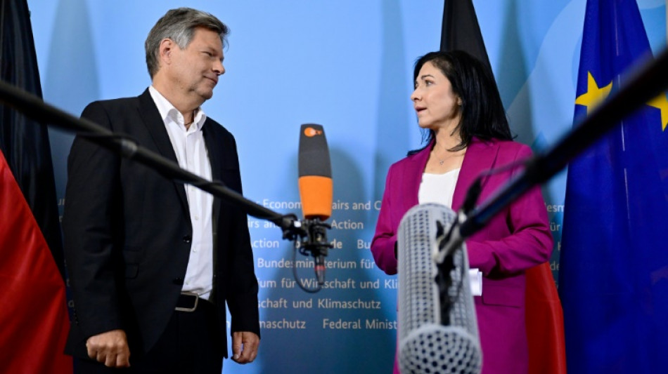 Habeck bei Amts&uuml;bergabe: Wirtschaftsministerium "im Zentrum" politischer Turbulenzen