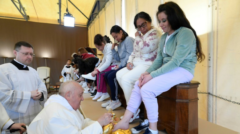 Papa lava p&eacute;s de 12 mulheres em pres&iacute;dio de Roma