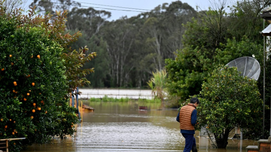 Miles de personas m&aacute;s huyen mientras las inundaciones en S&iacute;dney avanzan al norte