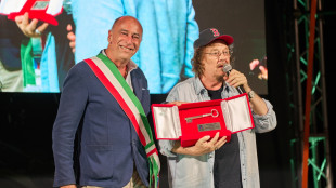 A Zucchero le chiavi di Alassio e l'iconica mattonella del Muretto