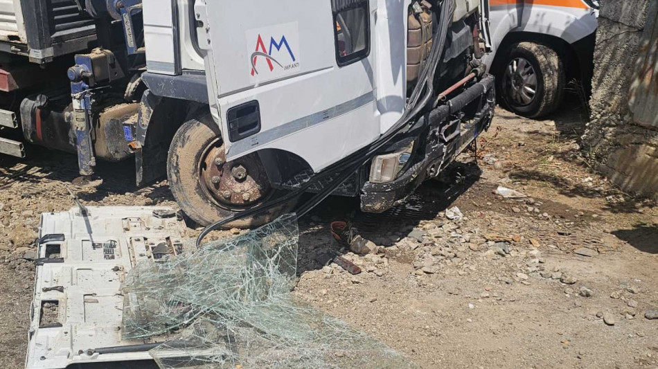 Camion investe operai mentre lavorano, un morto e due feriti