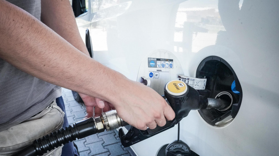 Codacons, 'rischio impennata carburanti, il governo vigili'