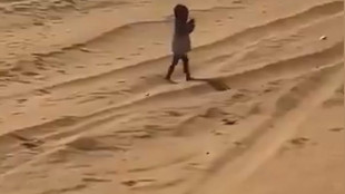 Ong pubblica video di un bimbo che vaga solo nel deserto Sahara