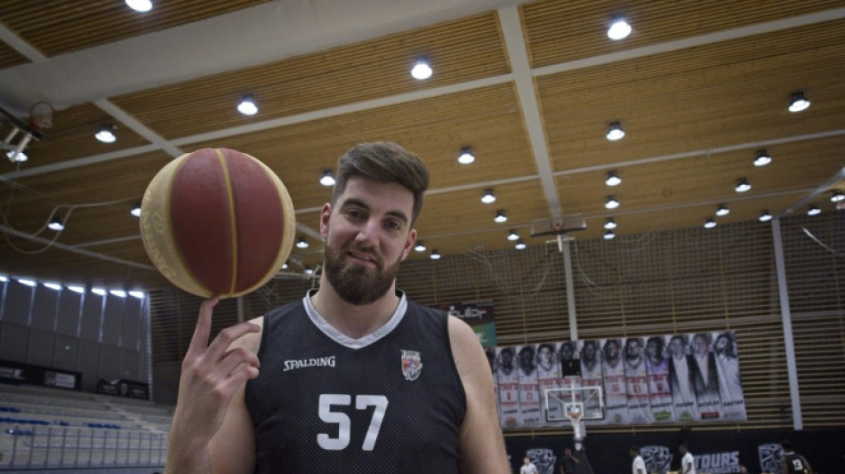 Sur les r&eacute;seaux sociaux, un basketteur de Tours met en sc&egrave;ne ses 2,22 m