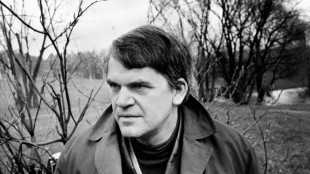 Milan Kundera y su esposa reciben sepultura en su ciudad natal checa