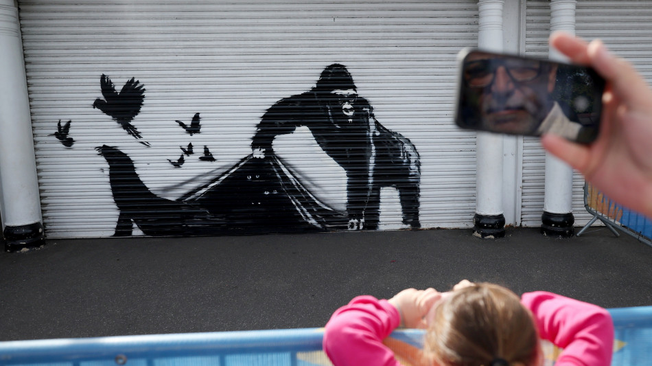 Banksy, la nona opera &egrave; un gorilla allo zoo di Londra