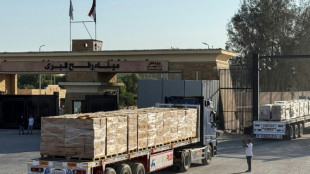 Mueren 20 personas al volcar un camión de ayuda en Gaza, dice Defensa Civil