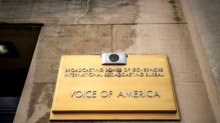Na mira de Trump, 'Voice of America' demite centenas de funcionários nos EUA
