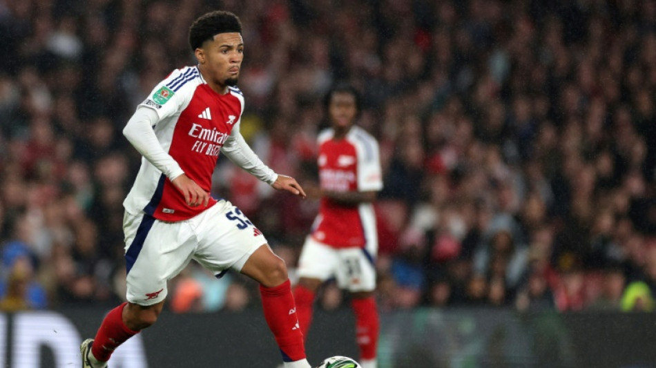 Arsenal e Liverpool goleiam e avan&ccedil;am na Copa da Liga Inglesa