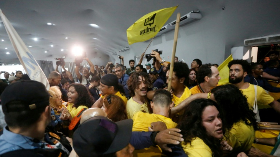 Manifestantes ind&iacute;genas se enfrentan con la seguridad en la COP30