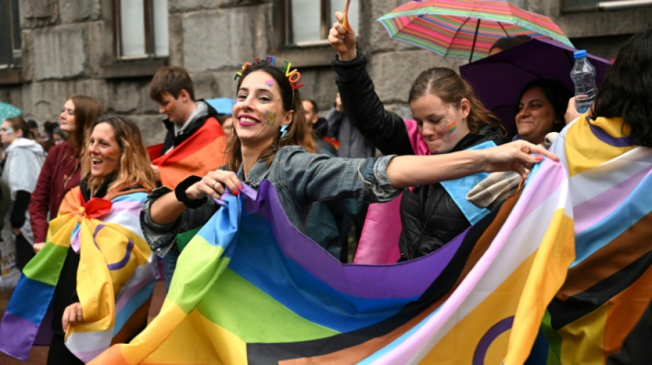 Des milliers de militants LGBTQ+ d&eacute;filent &agrave; Belgrade malgr&eacute; l'interdiction des autorit&eacute;s