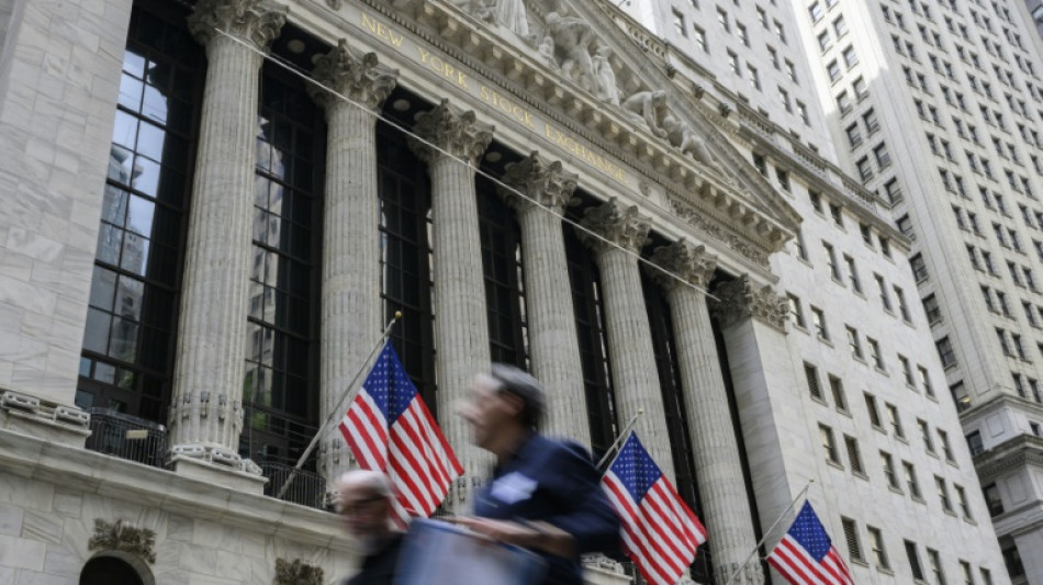 Wall Street termine en hausse, encourag&eacute;e par des indicateurs et la Fed