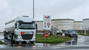 Gr&egrave;ve des raffineries: n&eacute;gociations nocturnes entre TotalEnergies et les syndicats