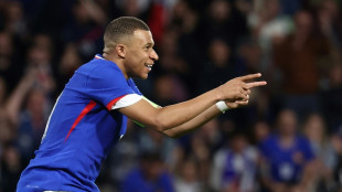 Foot: Les Bleus et Mbapp&eacute; soignent leur moral avant l'Euro   