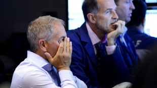 Borsa: Europa debole con Moody's, a picco dollaro e Treasury