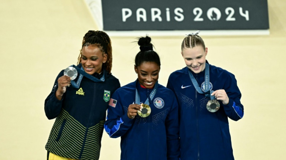 Rebeca &eacute; prata em dia de bronze no jud&ocirc; e no boxe; Brasil vai &agrave;s semis do futebol feminino