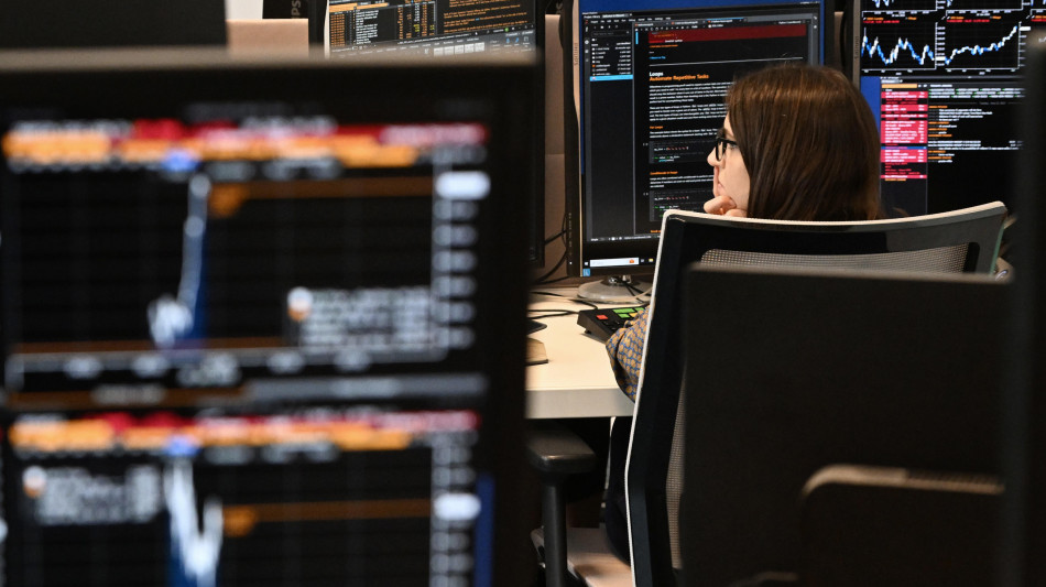 Borsa: Milano debole ma bene le banche, giù Stellantis