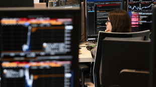Borsa: Milano debole ma bene le banche, giù Stellantis