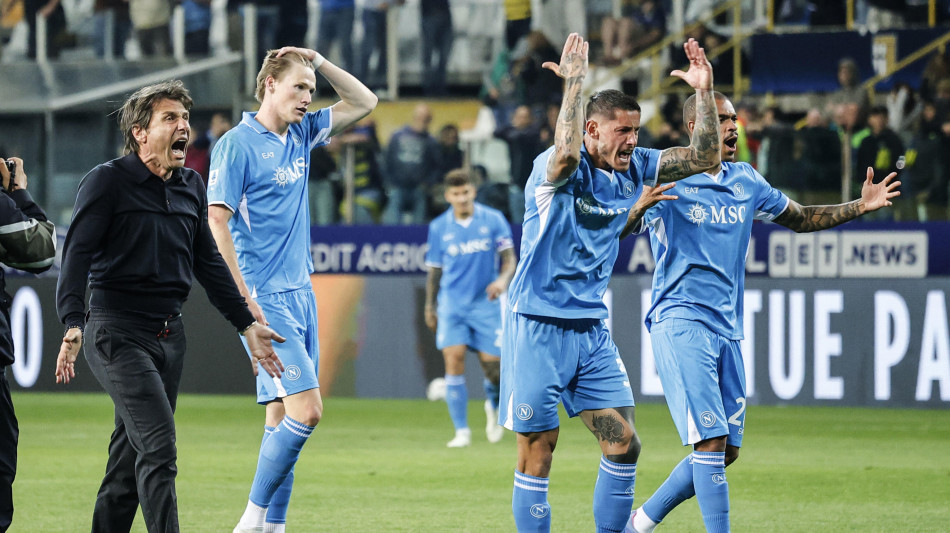 Conte mostra lo scudetto ai tifosi e urla, "è per tutti voi"