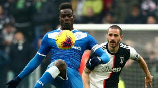 Genoa oficializa contrata&ccedil;&atilde;o de Mario Balotelli