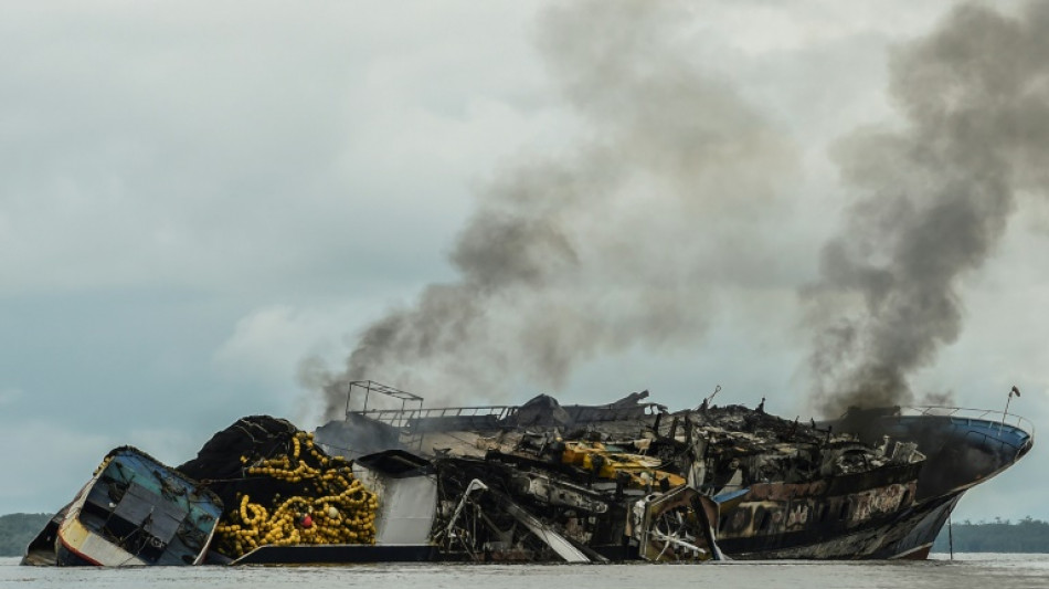 Colombia rescata a 29 tripulantes de incendiado barco de bandera venezolana
