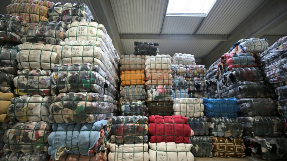 Des bornes de collecte textile et des emplois supprim&eacute;s : la fili&egrave;re &agrave; bout de souffle