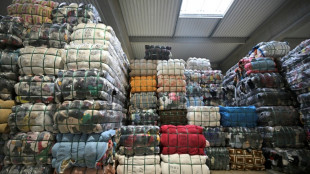 Des bornes de collecte textile et des emplois supprim&eacute;s : la fili&egrave;re &agrave; bout de souffle
