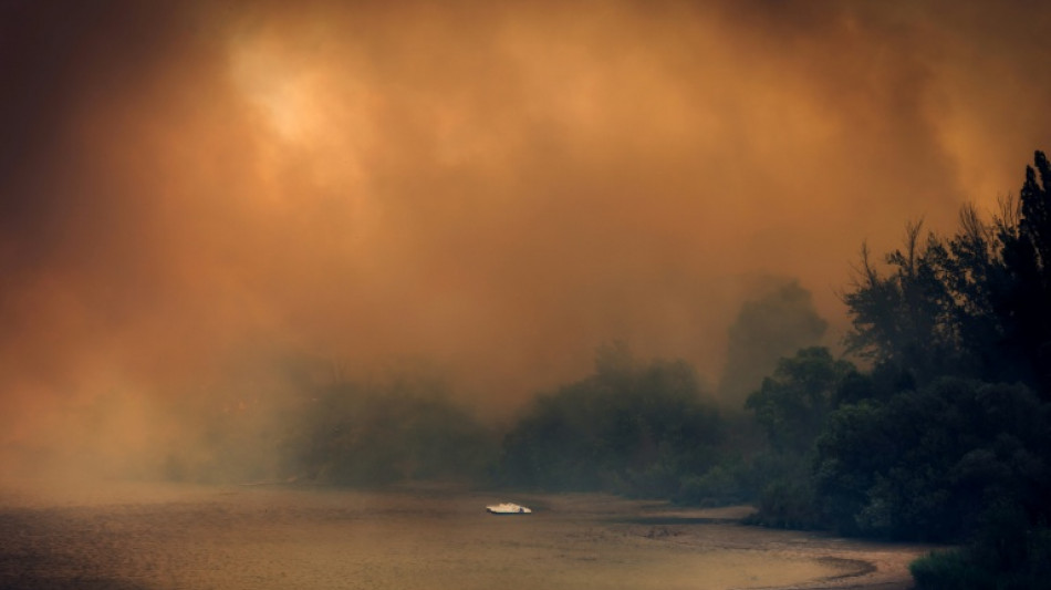 Vecinos de un pueblo evacuado por un incendio en Espa&ntilde;a vuelven con incertidumbre a sus casas