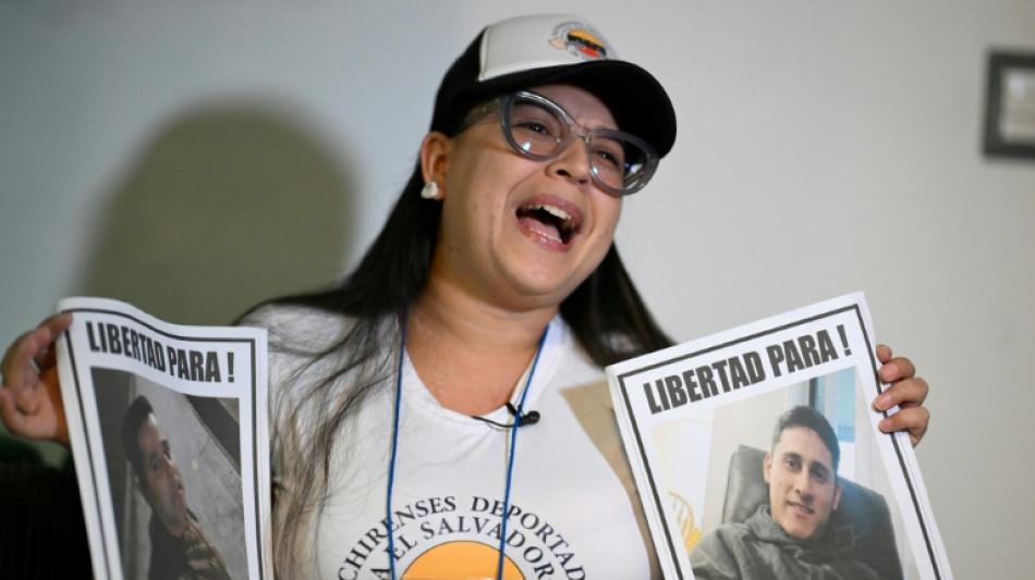 El Salvador frustra parentes de venezuelanos de vê-los em mega prisão