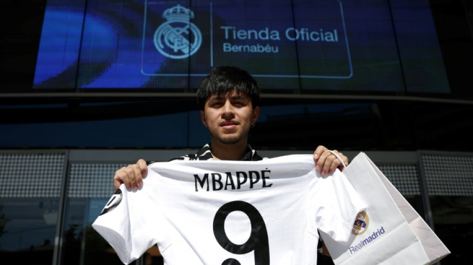 "Apr&egrave;s tant d'ann&eacute;es, il est enfin l&agrave;!": &agrave; Madrid, les fans peuvent s'offrir le maillot officiel de Mbapp&eacute;