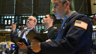 Wall Street en l&eacute;g&egrave;re baisse apr&egrave;s des indicateurs mitig&eacute;s