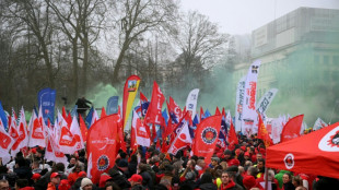 "L'industrie est lamin&eacute;e": quelques milliers d'ouvriers manifestent pr&egrave;s de la Commission europ&eacute;enne