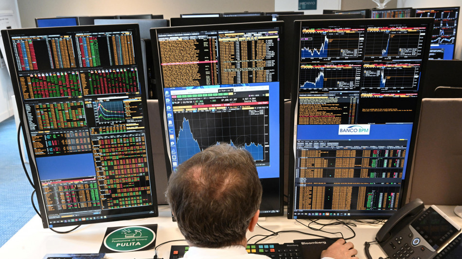 Borsa: Milano in calo con le banche, scivola Stm