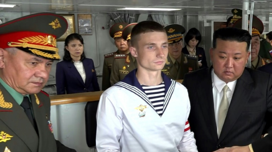 Kim besichtigt mit russischem Verteidigungsminister Waffen auf Luftst&uuml;tzpunkt