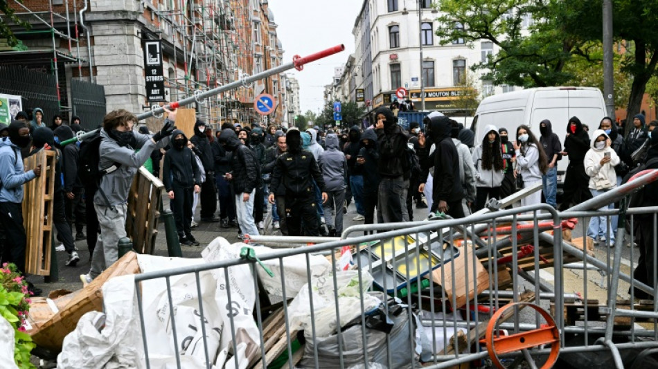 Tensions entre jeunes et policiers &agrave; Bruxelles en marge d'une manifestation contre la rigueur budg&eacute;taire