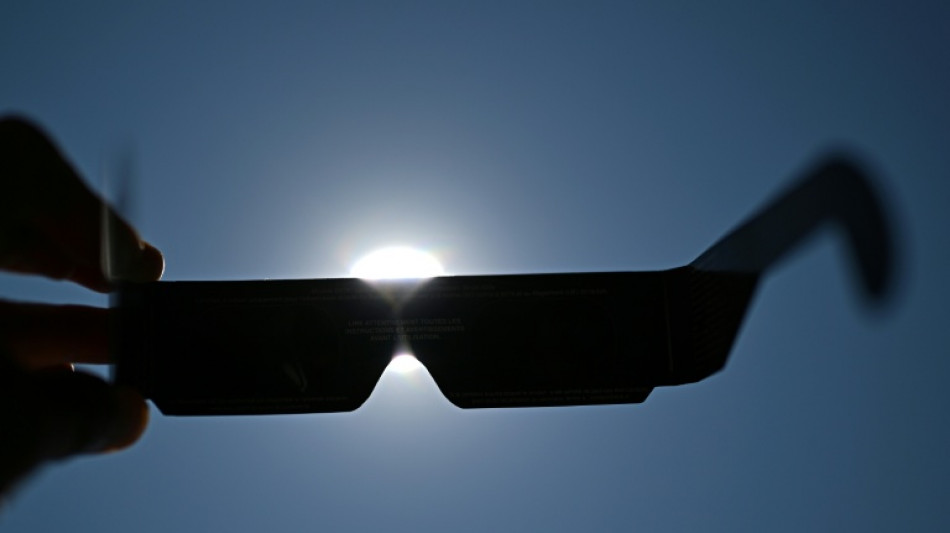Corrida por &oacute;culos especiais marca prepara&ccedil;&atilde;o para eclipse solar na Europa