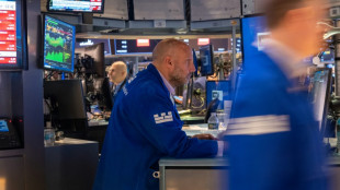 Wall Street ouvre en baisse, assomm&eacute;e par le bond des cr&eacute;ations d'emplois