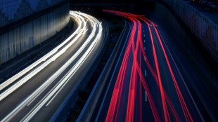 Gullydeckel auf Autobahn geworfen: Junge M&auml;nner in Hildesheim vor Gericht
