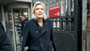 Le Pen niega la acusaci&oacute;n clave en su juicio en Francia por malversaci&oacute;n de fondos