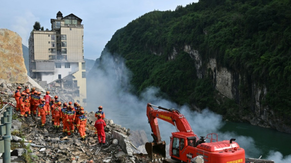 Hallan otros 30 muertos tras un alud en el suroeste de China