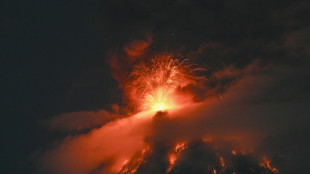 Erup&ccedil;&atilde;o do Vulc&atilde;o de Fogo for&ccedil;a deslocamento de centenas de pessoas na Guatemala