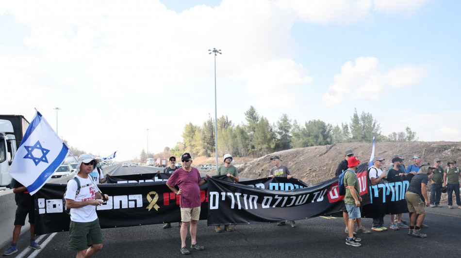 Protesta per ostaggi Gaza, bloccata l'autostrada a Tel Aviv