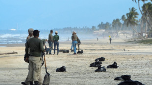 Venezuela: "mar&eacute;e noire" sur les c&ocirc;tes touristiques du nord-ouest