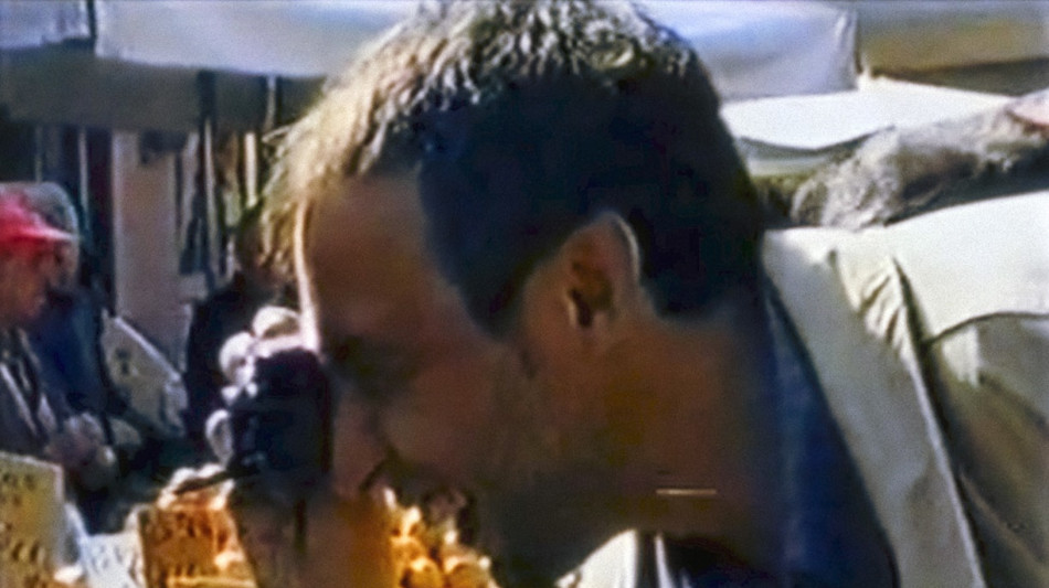 Il fotografo Marco Pesaresi nel docufilm "Il granchio nudo"