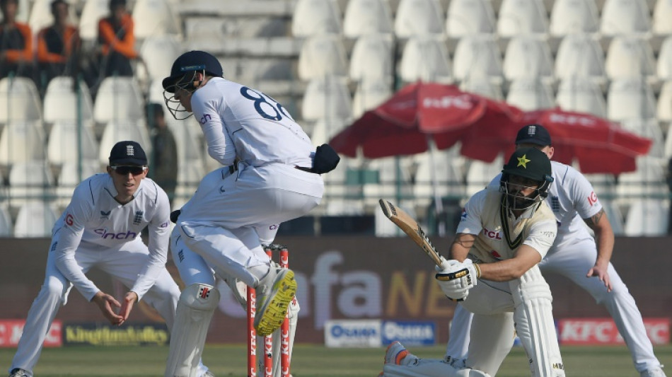 Wood strikes twice as England close on win in second Pakistan Test