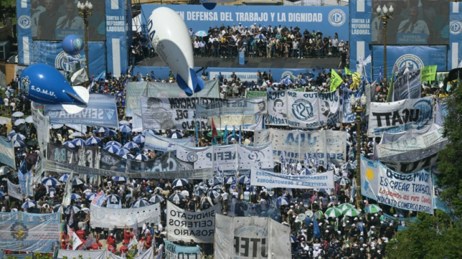 Miles marchan en protesta sindical contra la reforma laboral de Milei en Argentina