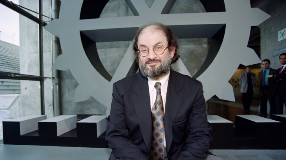 Escritor brit&aacute;nico Rushdie perdi&oacute; un ojo y uso de una mano tras ataque con cuchillo 