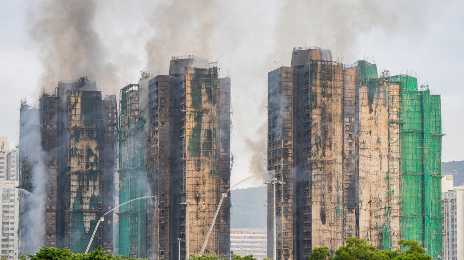 Sale a 65 il bilancio dei morti dell'incendio di Hong Kong