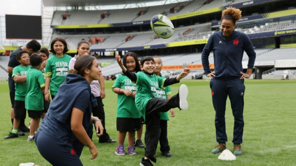 Mondial f&eacute;minin de rugby: &agrave; l'Eden Park, des enfants sourds d&eacute;couvrent le rugby avec Ma&euml;lle Filopon 